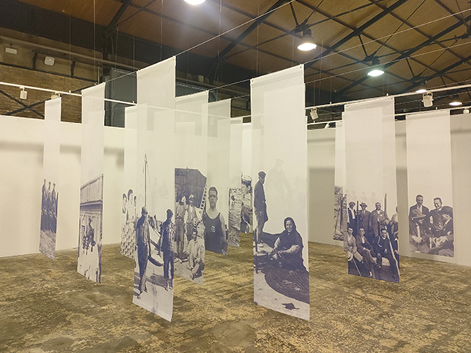 Lona microperforada con baina i contrapeso para exposiciones